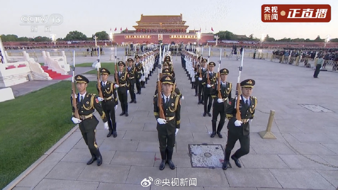 天安门广场举行国庆升旗仪式 逾30万人云集观看