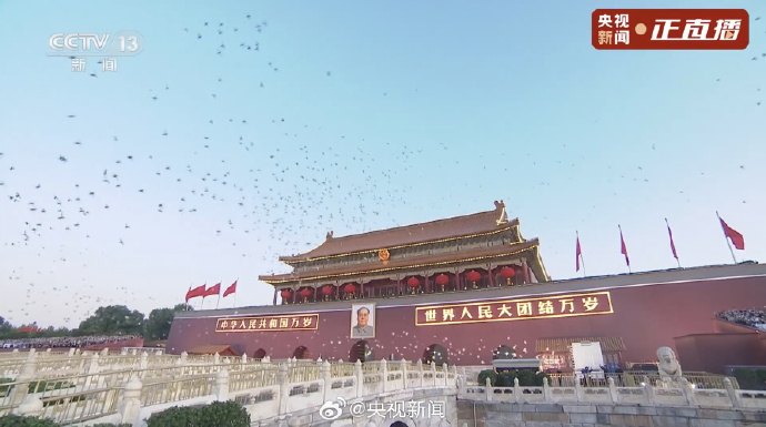 天安门广场举行国庆升旗仪式 逾30万人云集观看