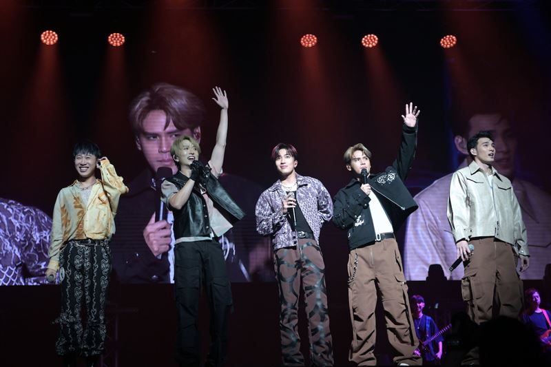 娄峻硕求婚成功 焦凡凡晒婚戒喊:我愿意