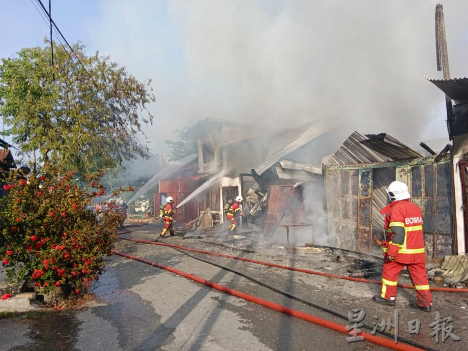 宁罗大街发生火灾 6小店铺遭祝融光顾