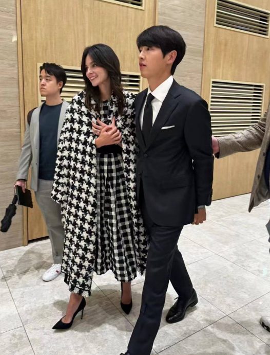 宋仲基甜拥洋妻参加胞妹婚礼 超甜互动闪瞎网