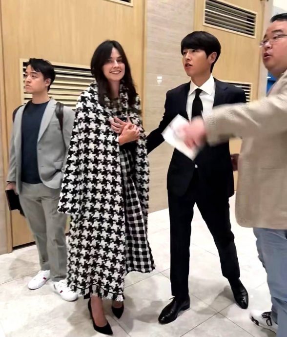 宋仲基甜拥洋妻参加胞妹婚礼 超甜互动闪瞎网