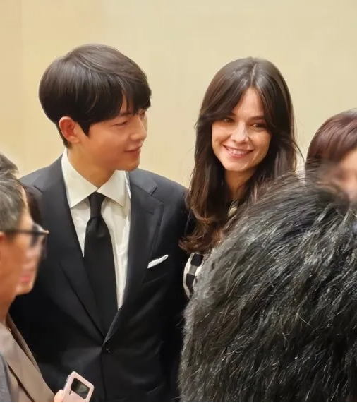 宋仲基甜拥洋妻参加胞妹婚礼 超甜互动闪瞎网