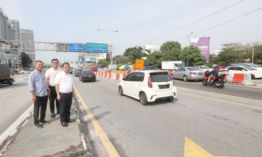 封面-大都会/陆佑交通圈封路首日情况/11图