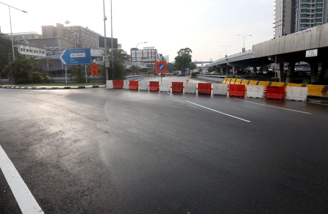 封面-大都会/陆佑交通圈封路首日情况/11图