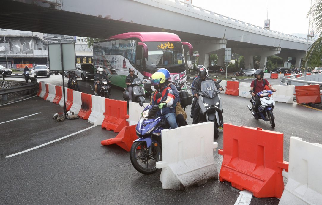 封面-大都会/陆佑交通圈封路首日情况/11图