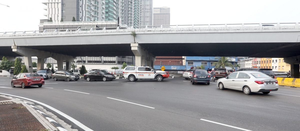 封面-大都会/陆佑交通圈封路首日情况/11图