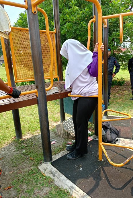 少女掉进溜滑梯梯级缝隙受困·消拯员救人少女腰部蒙受轻伤