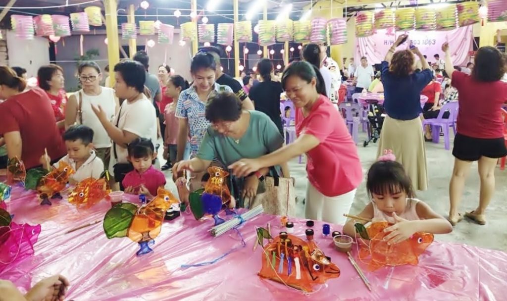 峇眼厘叭庆中秋 300村民游子参与