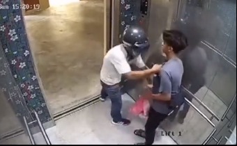 **已签发**柔:全都录!头盔男挡电梯要挟少年交出钱包