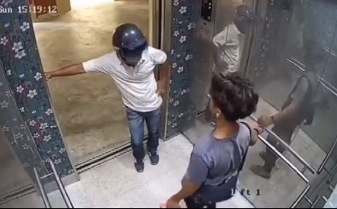 **已签发**柔:全都录!头盔男挡电梯要挟少年交出钱包