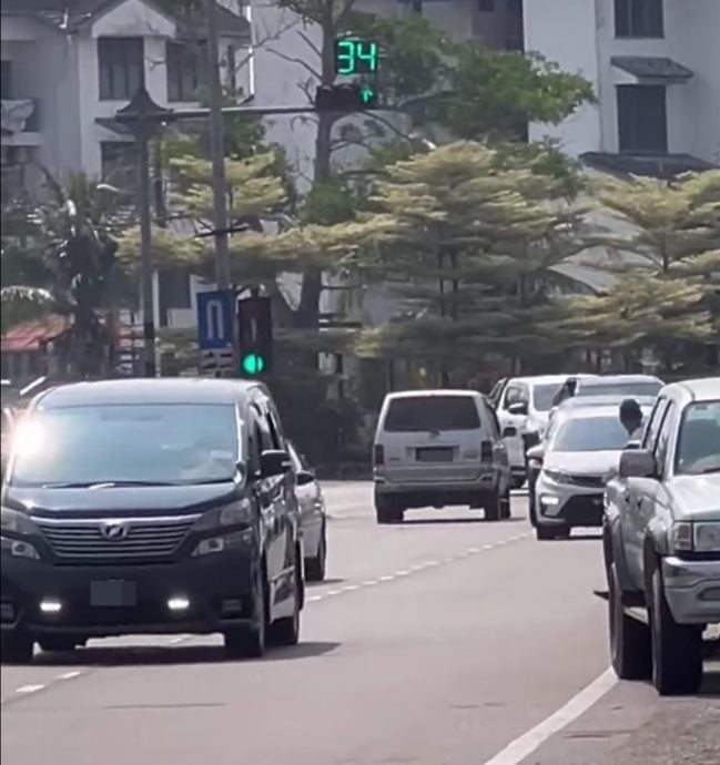 **已签发**柔:大马路上逆行,82岁司机涉鲁莽驾驶遭警扣查