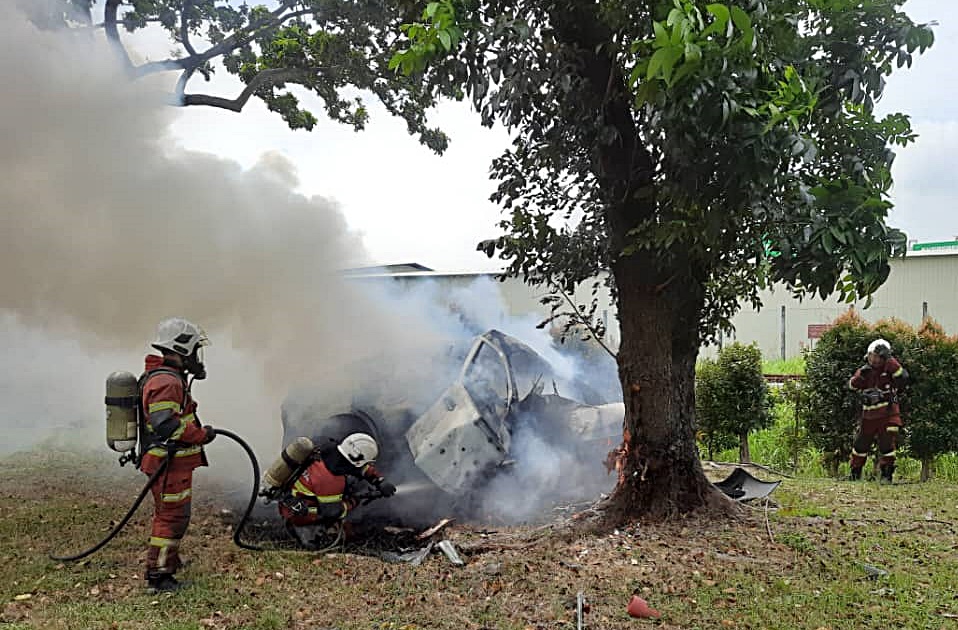 **已签发**柔:失控撞树,62岁狮城男被烧死车内