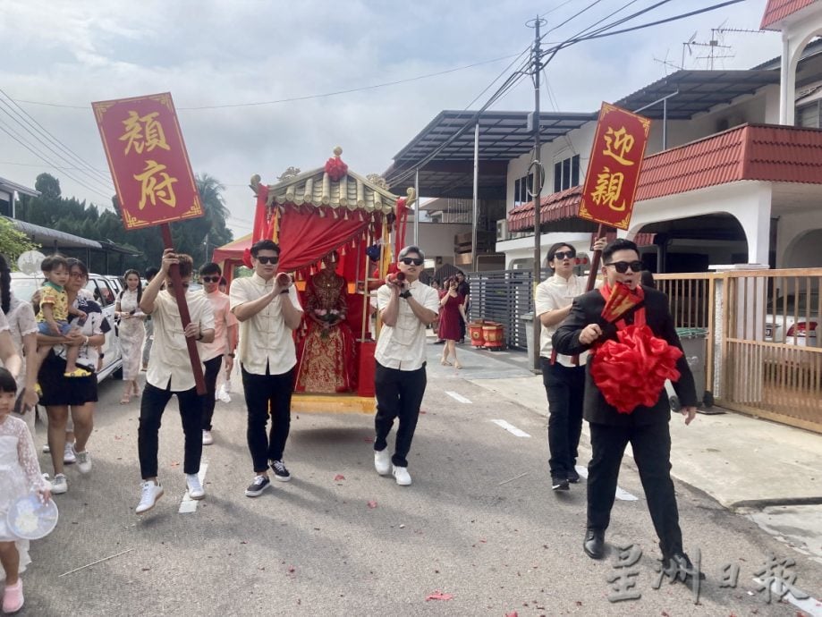 **已签发**柔:头条之一:青年热爱传统,亲手制花轿迎娶美娇娘