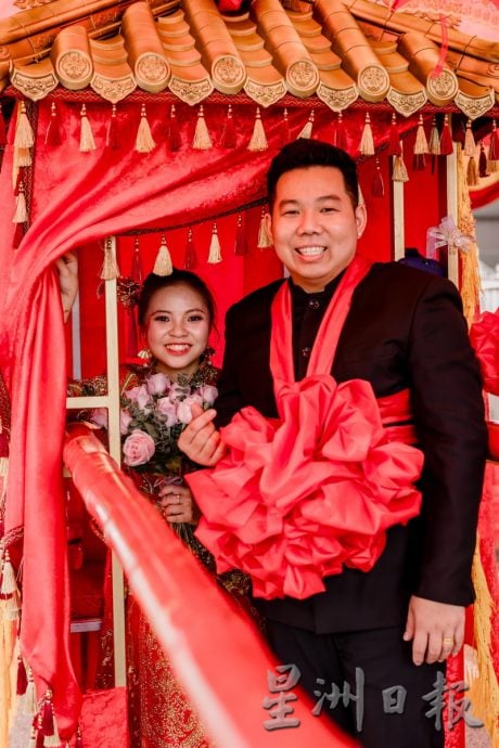 **已签发**柔:头条之一:青年热爱传统,亲手制花轿迎娶美娇娘