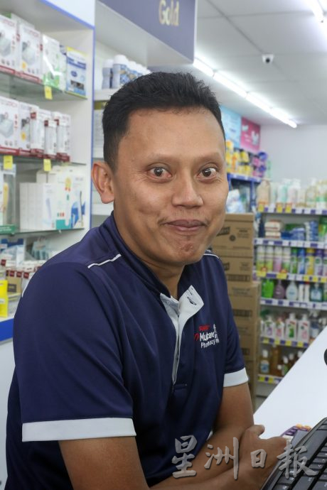 **已签发**柔：封底：【特稿】：烟霾来袭，眼剂止嗽及抗喘药未掀抢购潮