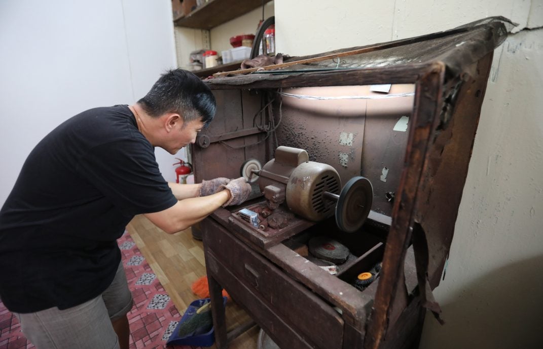 【流金岁月】：烧铸和敲打中，打金师傅淬炼精工匠心