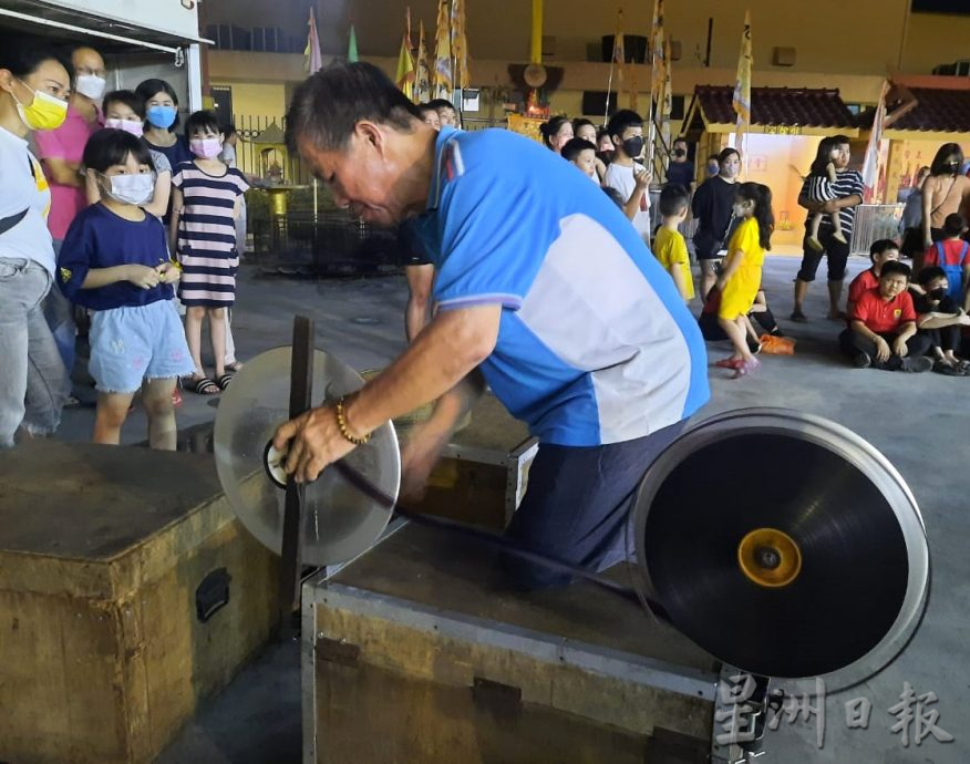**已签发**柔:封面:【特稿】:麻坡五马路斗母宫设流动电影,勾起怀旧情怀与回忆