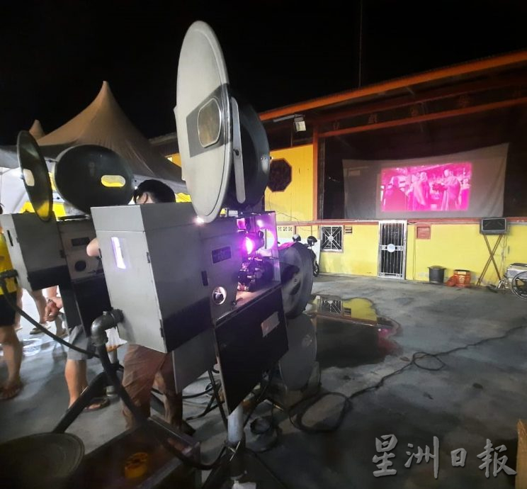**已签发**柔:封面:【特稿】:麻坡五马路斗母宫设流动电影,勾起怀旧情怀与回忆