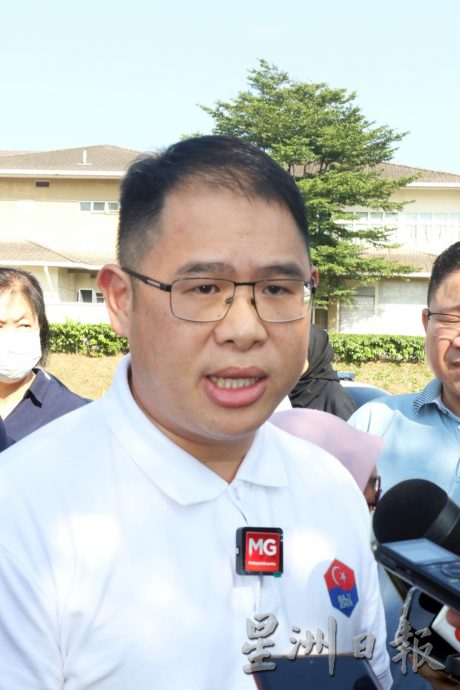 **已签发**柔:烈日中受训10军官中暑,1送院不治2尚在ICU