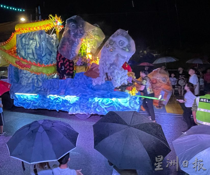 **已签发**柔：版位待定：麻九皇爷诞夜游规模庞大万人空巷，恢复疫前盛况