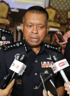 **已签发**柔：第三版头条：柔总警长：与商场等业者商议提升安全设施 