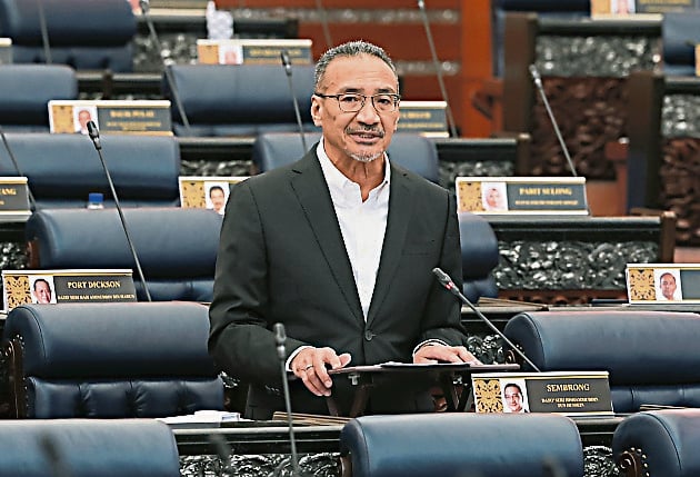 希山慕丁参与2024年财政预算案政策辩论时,嘲讽正副部长不称职。(国会直播视频截图)