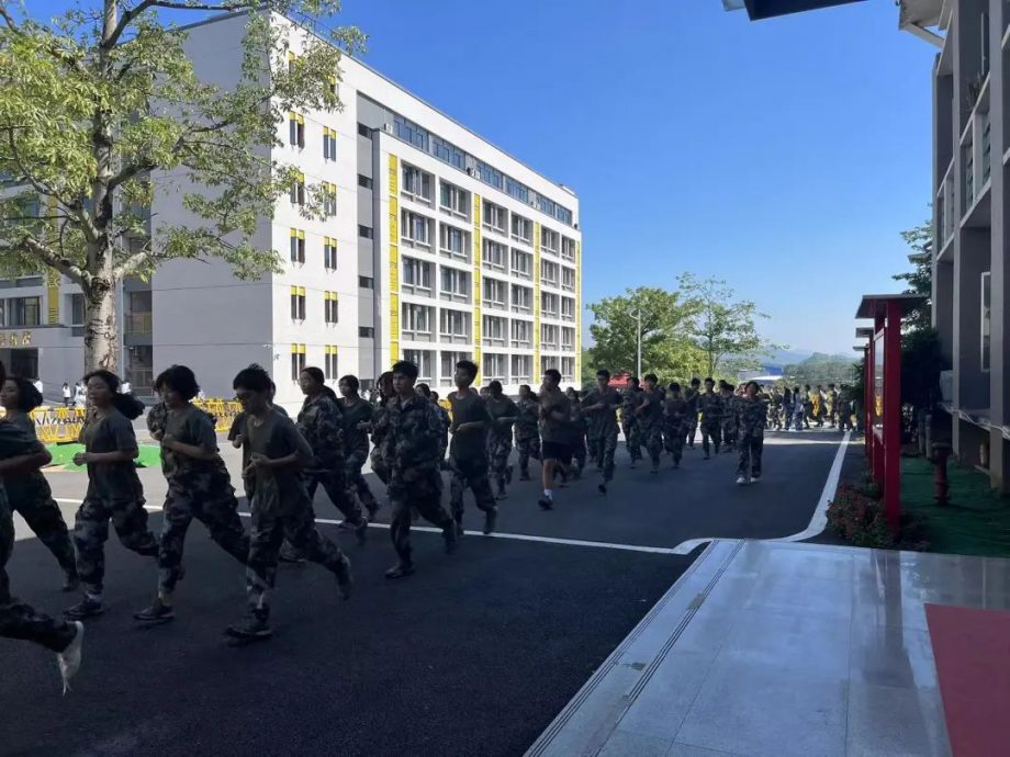 广东一职校没老师上课 700学生集体退学