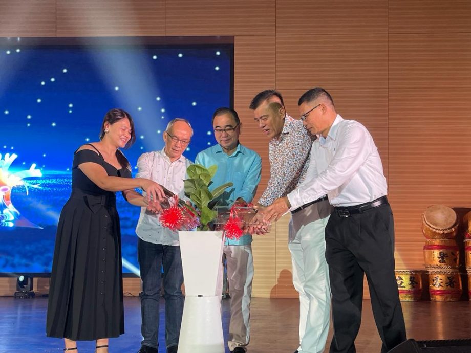 廖志明:育才华中安装太阳能电板 减碳排环保