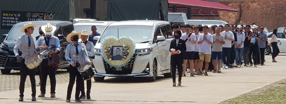 张咏华火化 演艺圈好友泣别