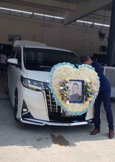 张咏华火化 演艺圈好友泣别