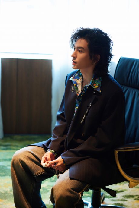 张哲瀚 伺机而动