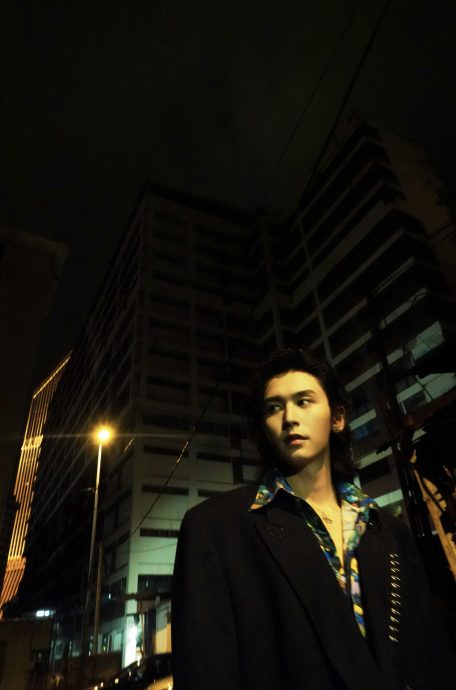 张哲瀚 伺机而动