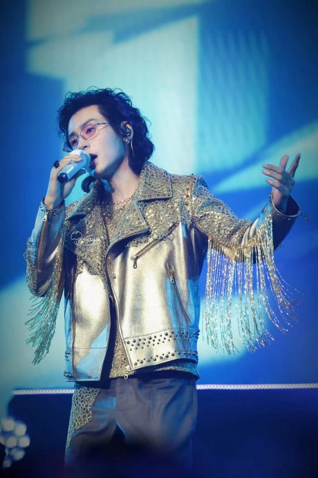 张哲瀚卷曲发超抢眼 李佩玲中空装秀腹肌