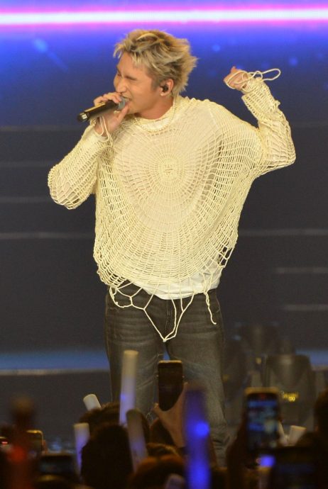 张哲瀚卷曲发超抢眼 李佩玲中空装秀腹肌