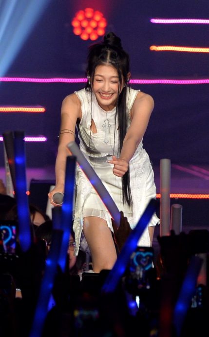 张哲瀚卷曲发超抢眼 李佩玲中空装秀腹肌