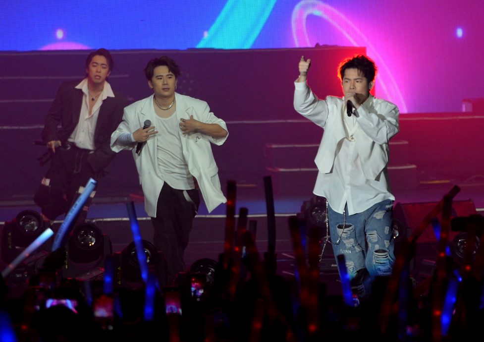 张哲瀚卷曲发超抢眼 李佩玲中空装秀腹肌