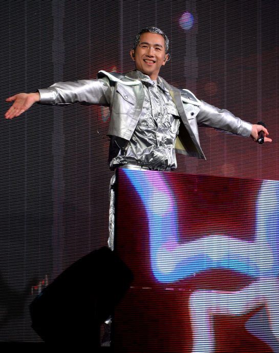 张哲瀚卷曲发超抢眼 李佩玲中空装秀腹肌