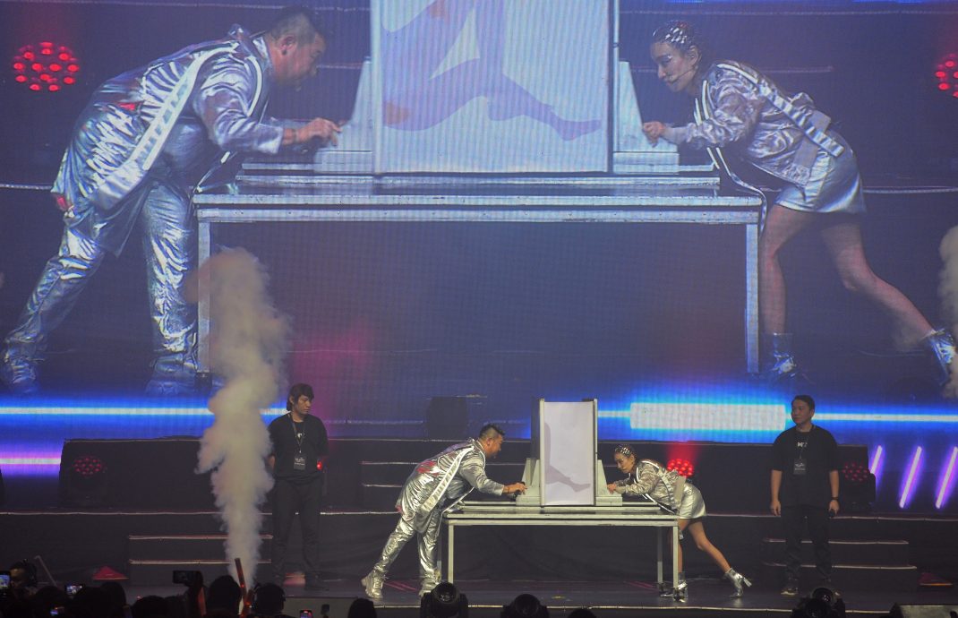 张哲瀚卷曲发超抢眼 李佩玲中空装秀腹肌