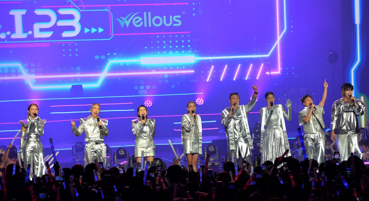 张哲瀚卷曲发超抢眼 李佩玲中空装秀腹肌