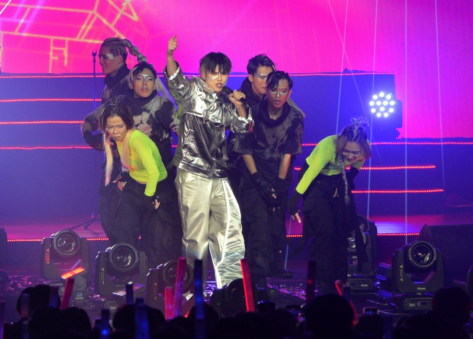 张哲瀚卷曲发超抢眼 李佩玲中空装秀腹肌