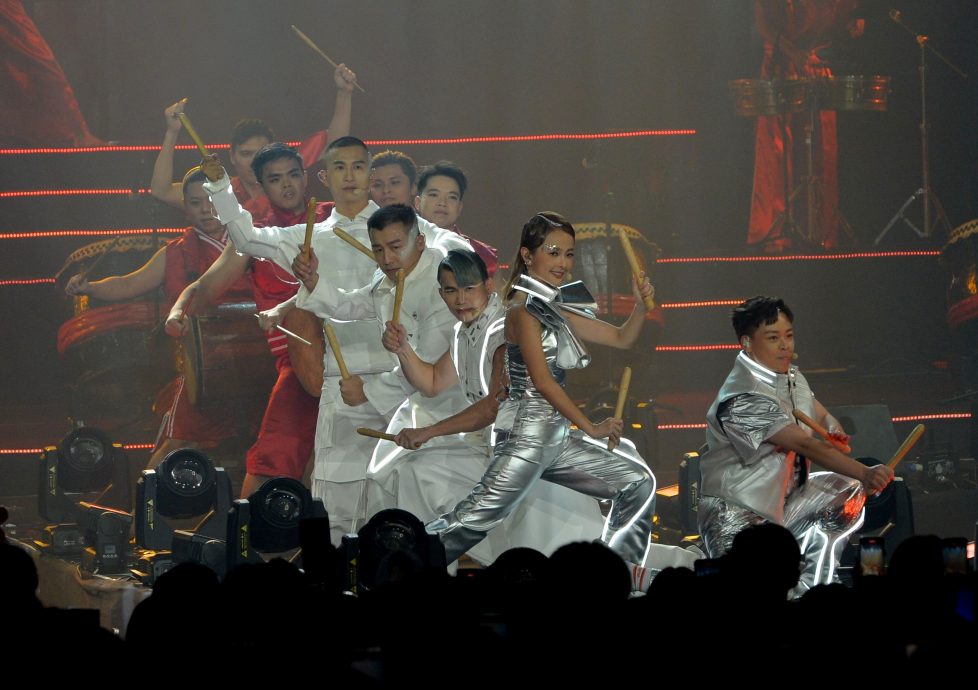 张哲瀚卷曲发超抢眼 李佩玲中空装秀腹肌