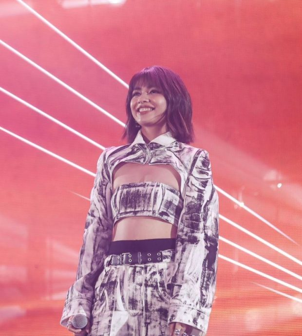 张哲瀚卷曲发超抢眼 李佩玲中空装秀腹肌