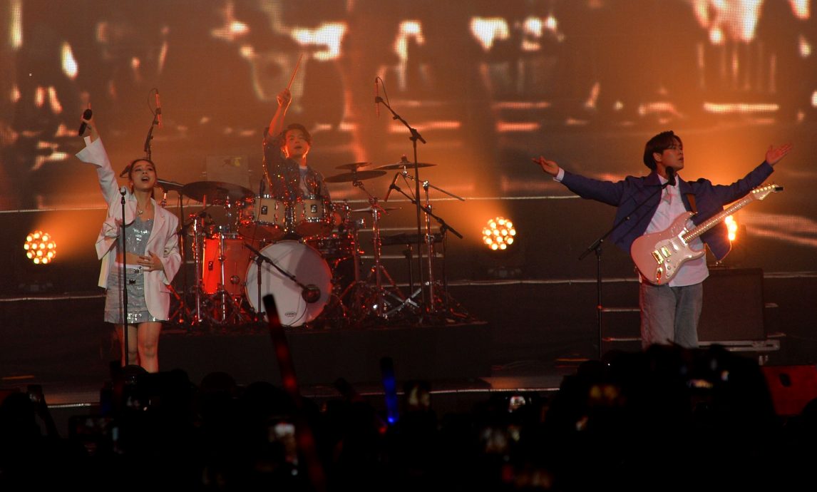 张哲瀚卷曲发超抢眼 李佩玲中空装秀腹肌