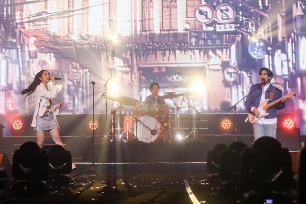 张哲瀚卷曲发超抢眼 李佩玲中空装秀腹肌