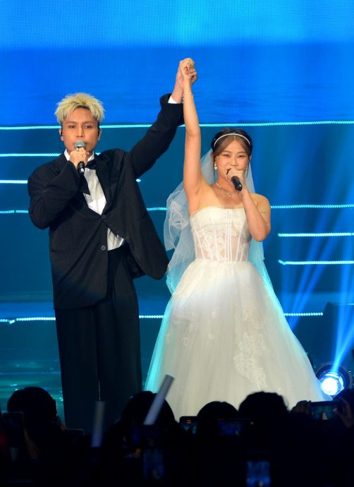 张哲瀚卷曲发超抢眼 李佩玲中空装秀腹肌