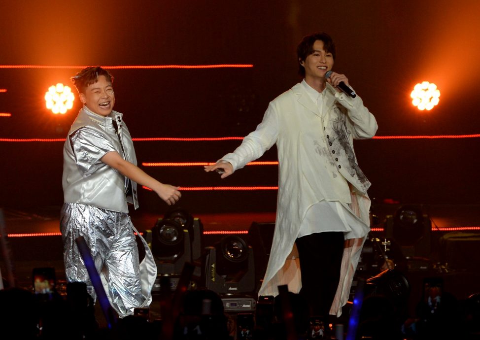 张哲瀚卷曲发超抢眼 李佩玲中空装秀腹肌