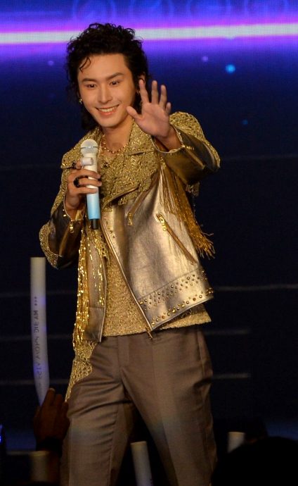 张哲瀚卷曲发超抢眼 李佩玲中空装秀腹肌