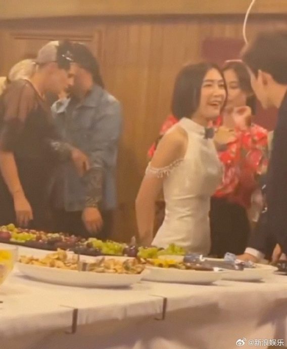 微醺跳舞放飞自我 秦岚被网赞可爱 