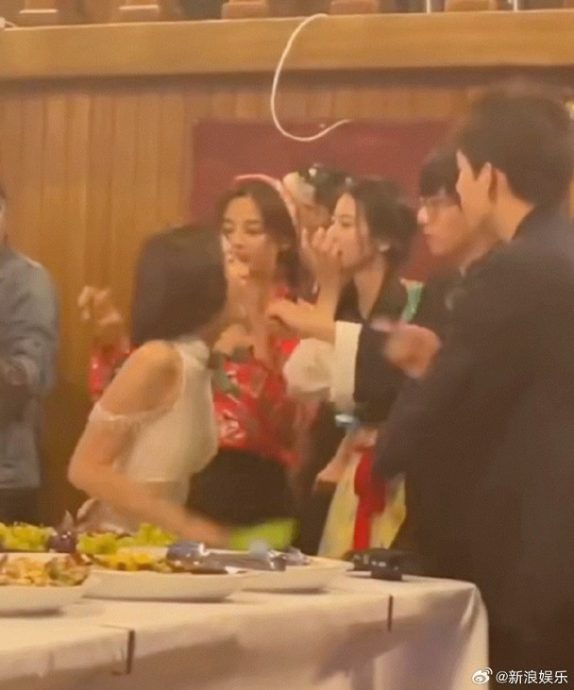 微醺跳舞放飞自我 秦岚被网赞可爱 